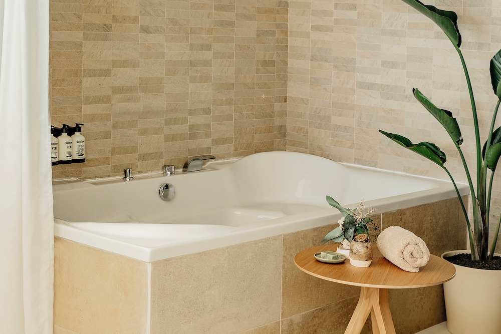 Reserve, Junior Suite, King Bed, Front View, Jetted Tub