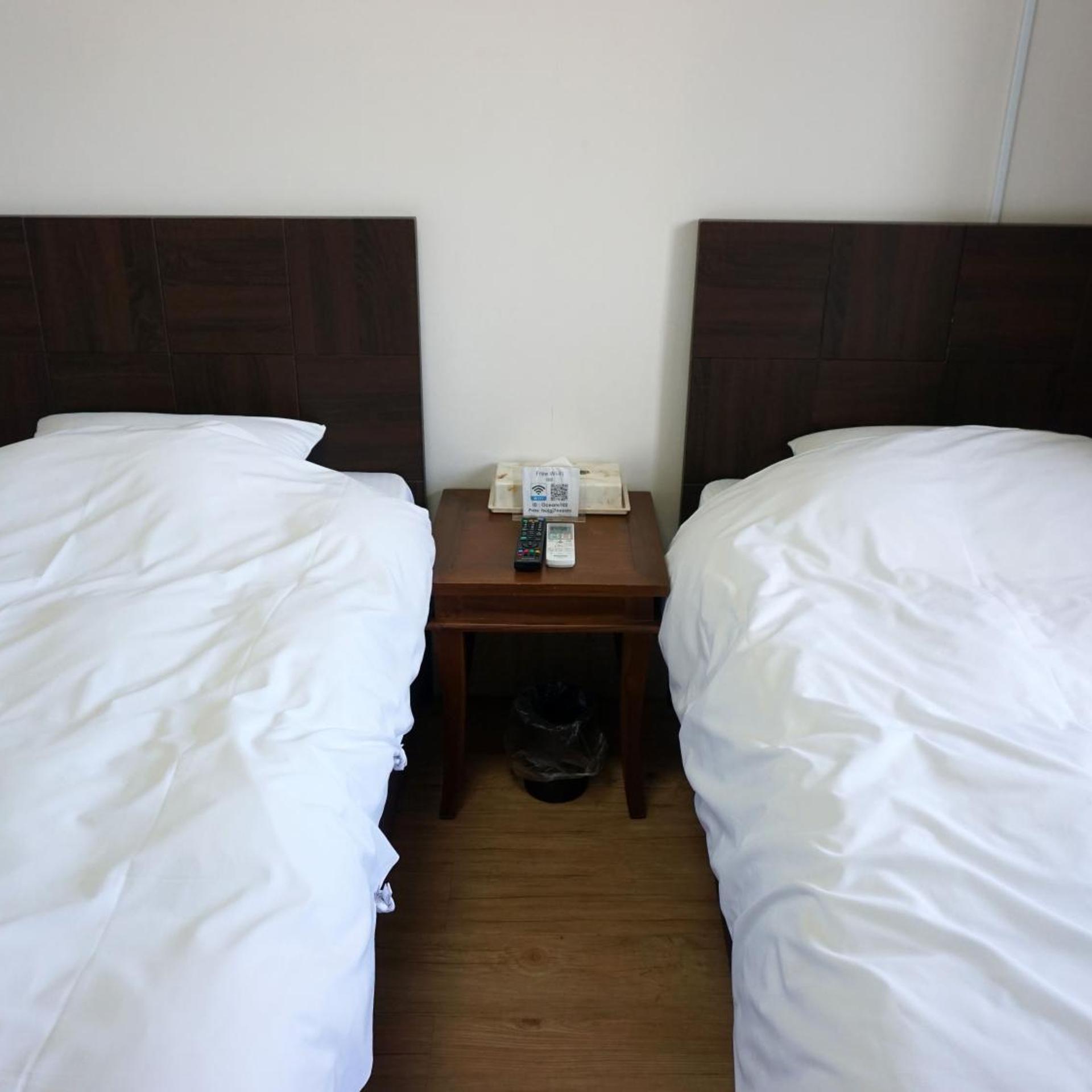 غرفة قياسية بسريرين منفصلين بإطلالة على البحر بحمام مشترك، Hotel Oceans Nakijin 5/10