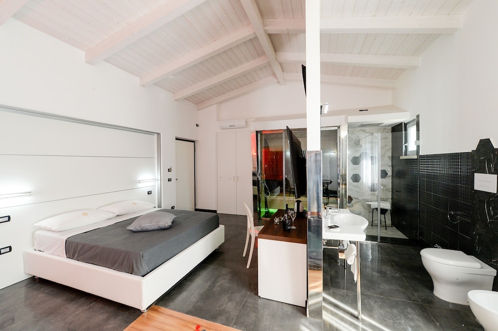 X Hotel 65/66