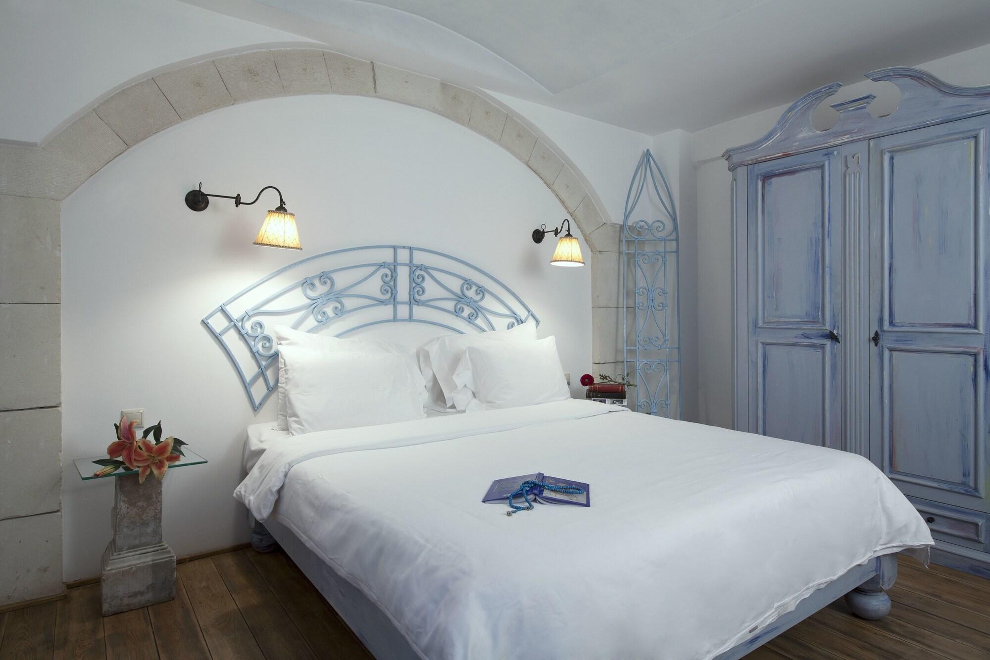 Hotel Empress Zoe 10/100