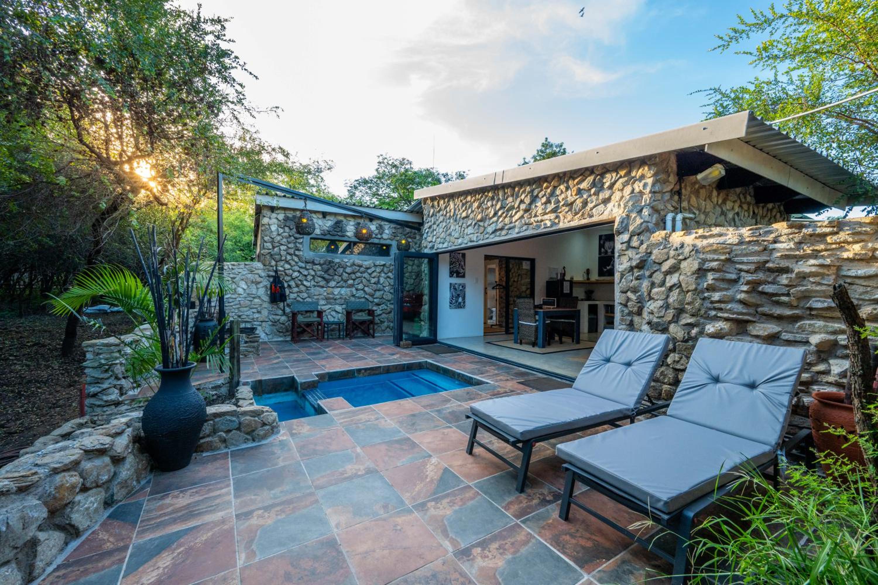 Foxy Crocodile Bush Retreat & Kruger Safaris 19/43