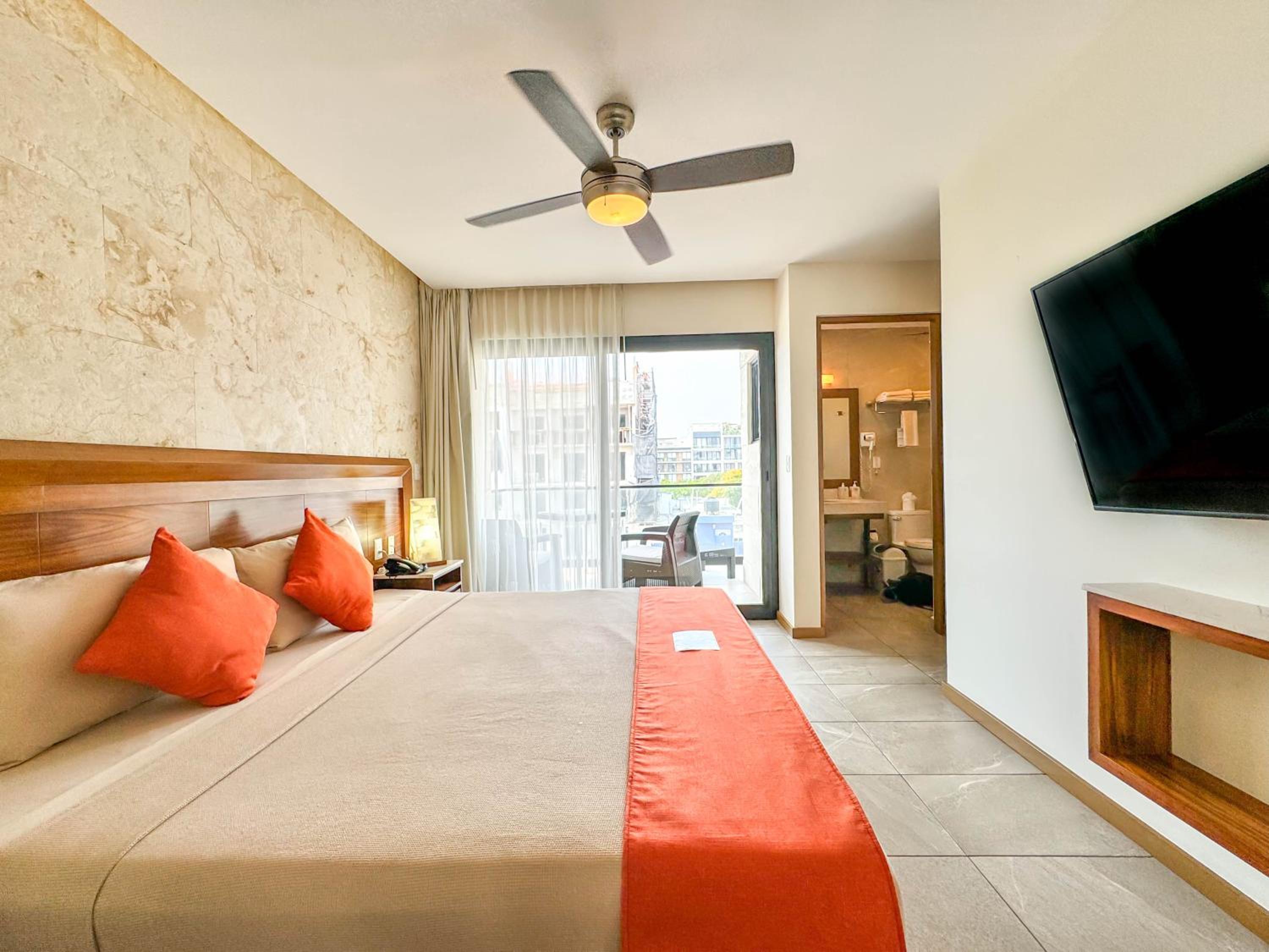 غرفة ديلوكس بسرير كينج بشرفة، Grand Fifty Suites 3/10