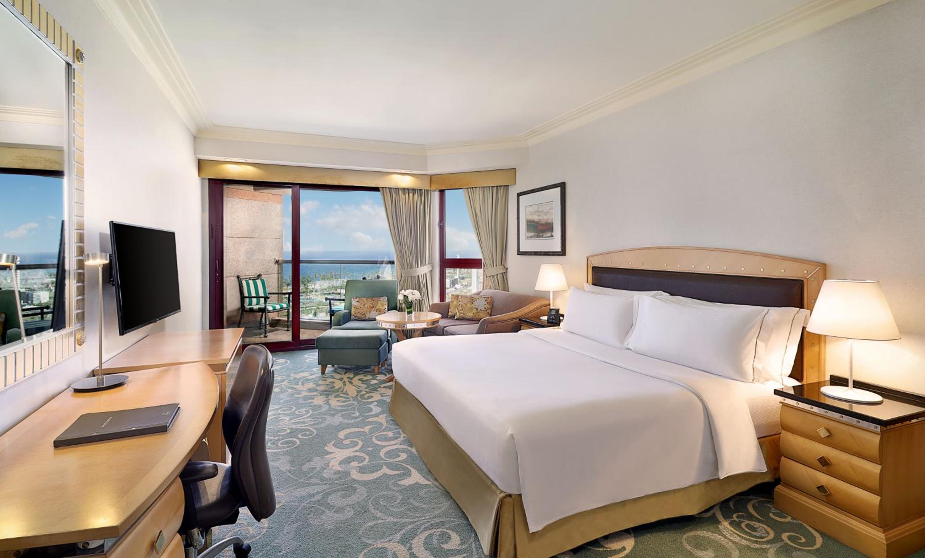 Executive, King Bed, Partial Sea View, Lounge Access