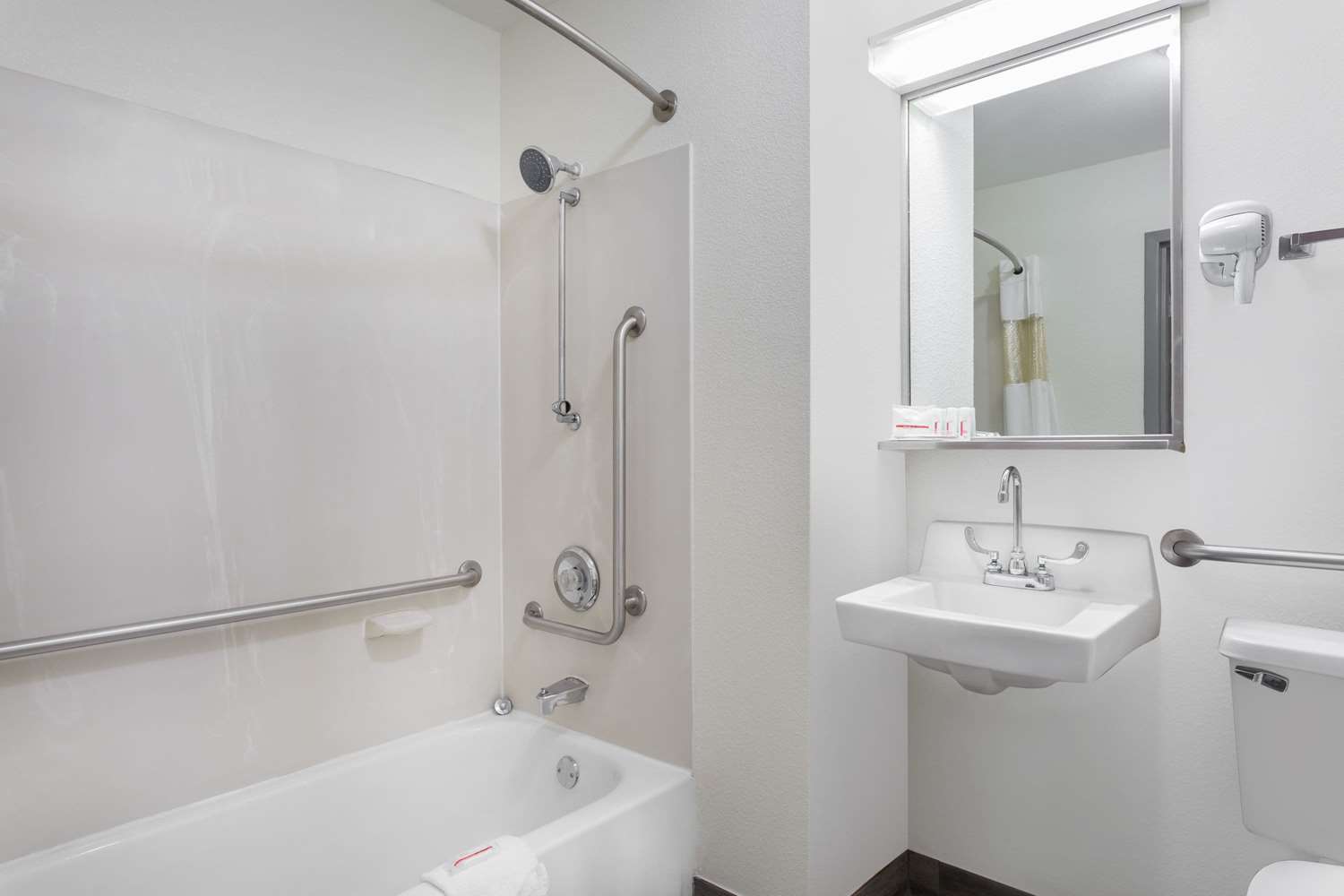 Clarion Pointe - Greensboro Coliseum Area 12/14