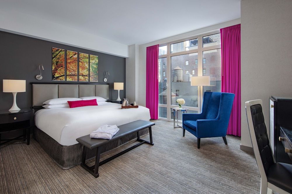 DELUXE, KING BED