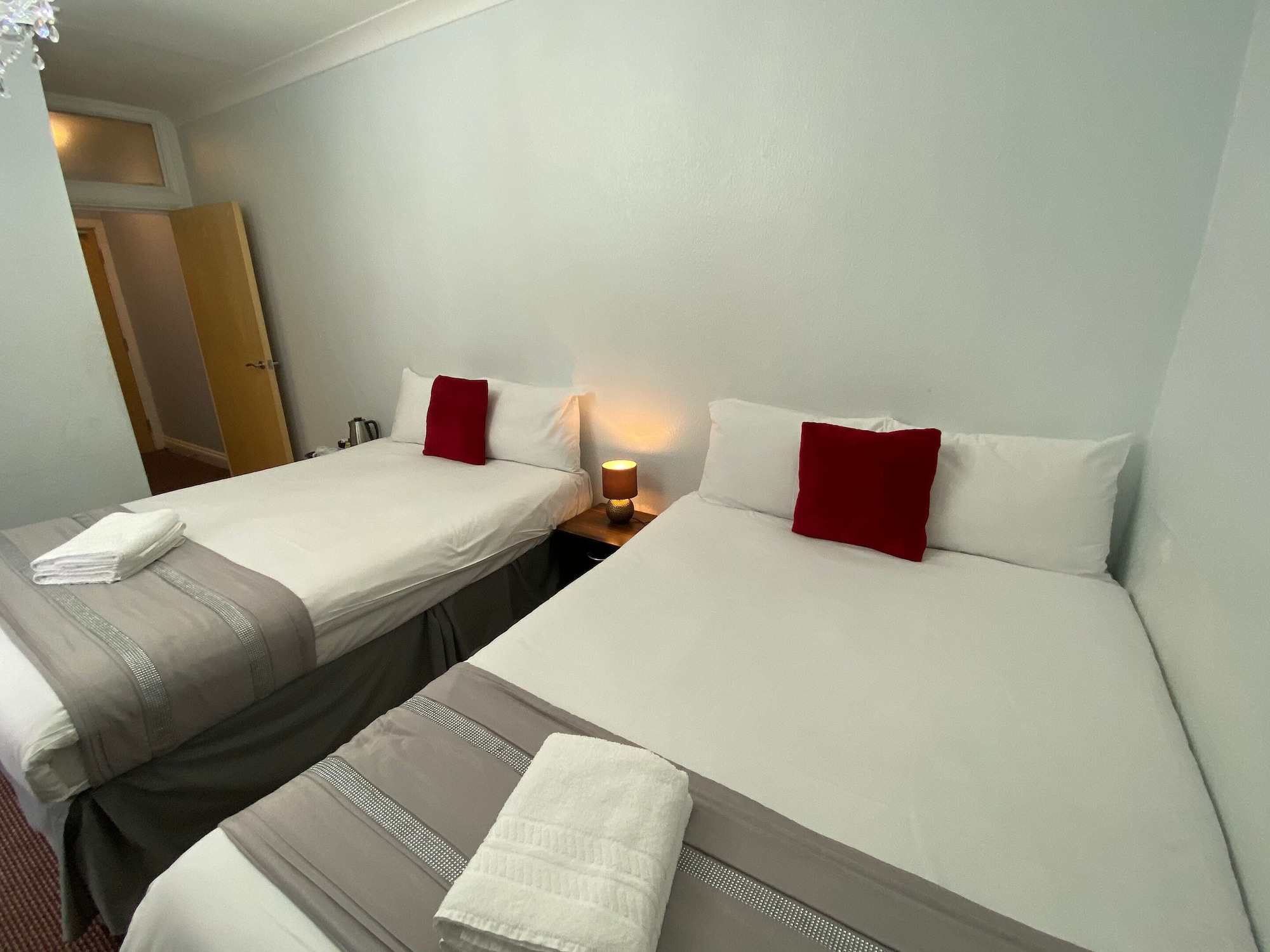 ROOM, TWIN BEDS