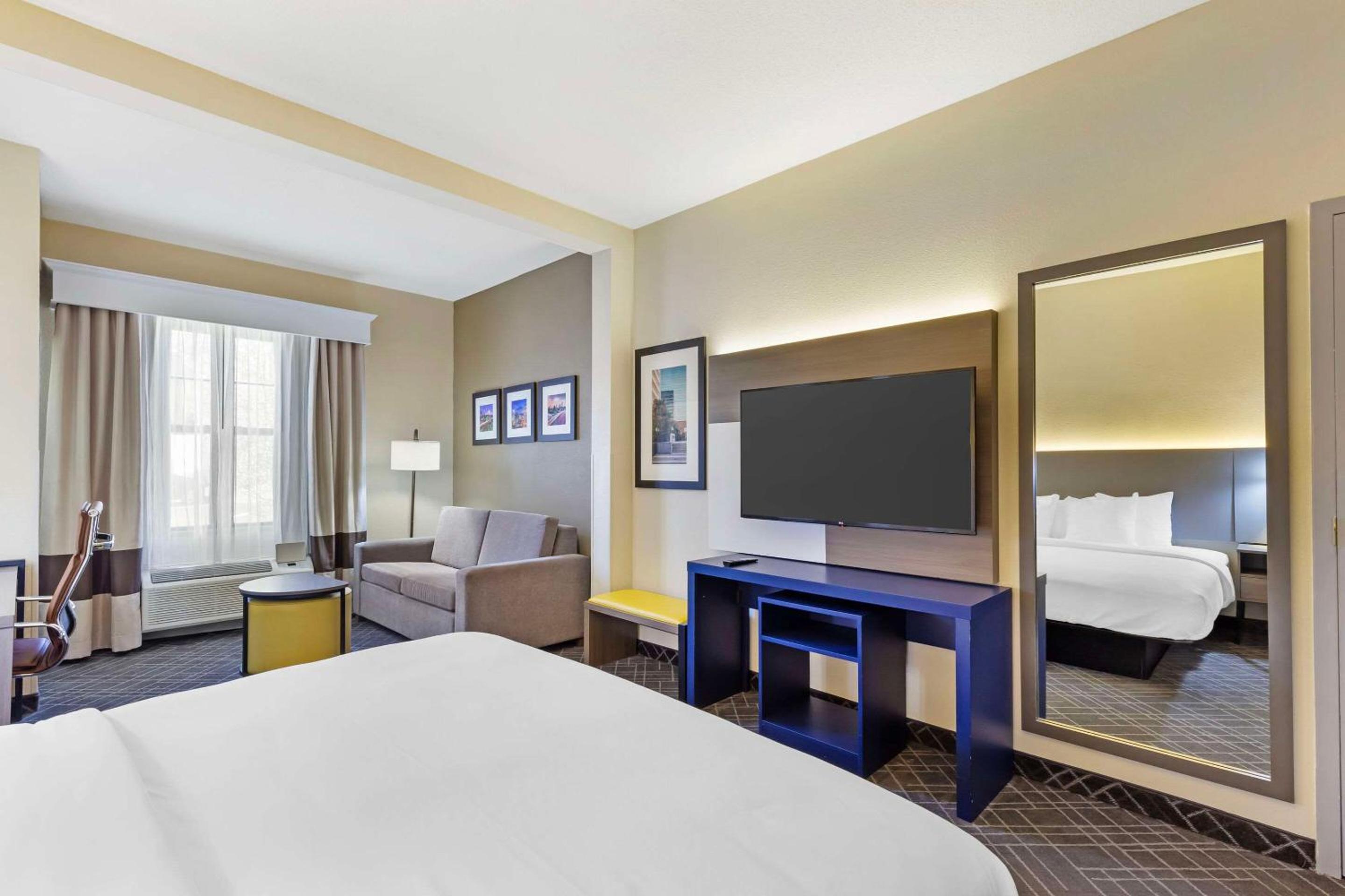 ROOM, KING BED, ACCESSIBLE
