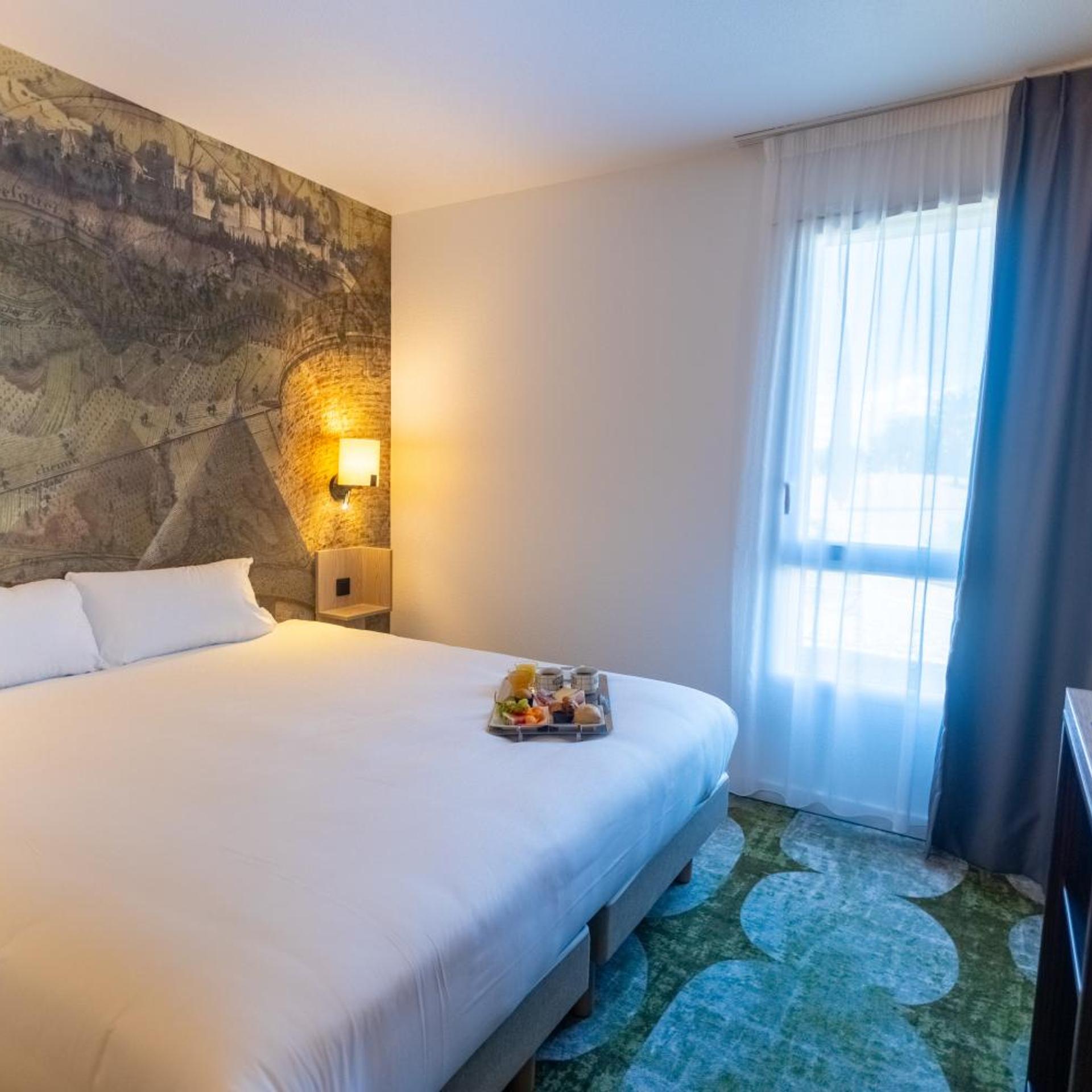 ROOM, DOUBLE BED