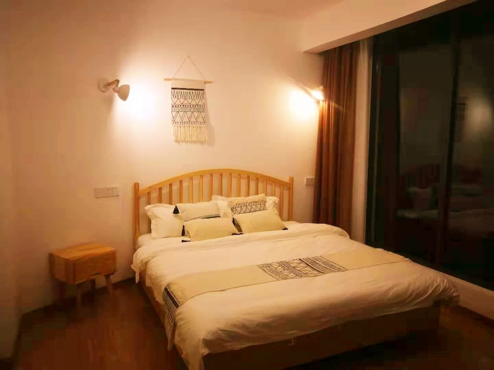 DELUXE, DOUBLE BED