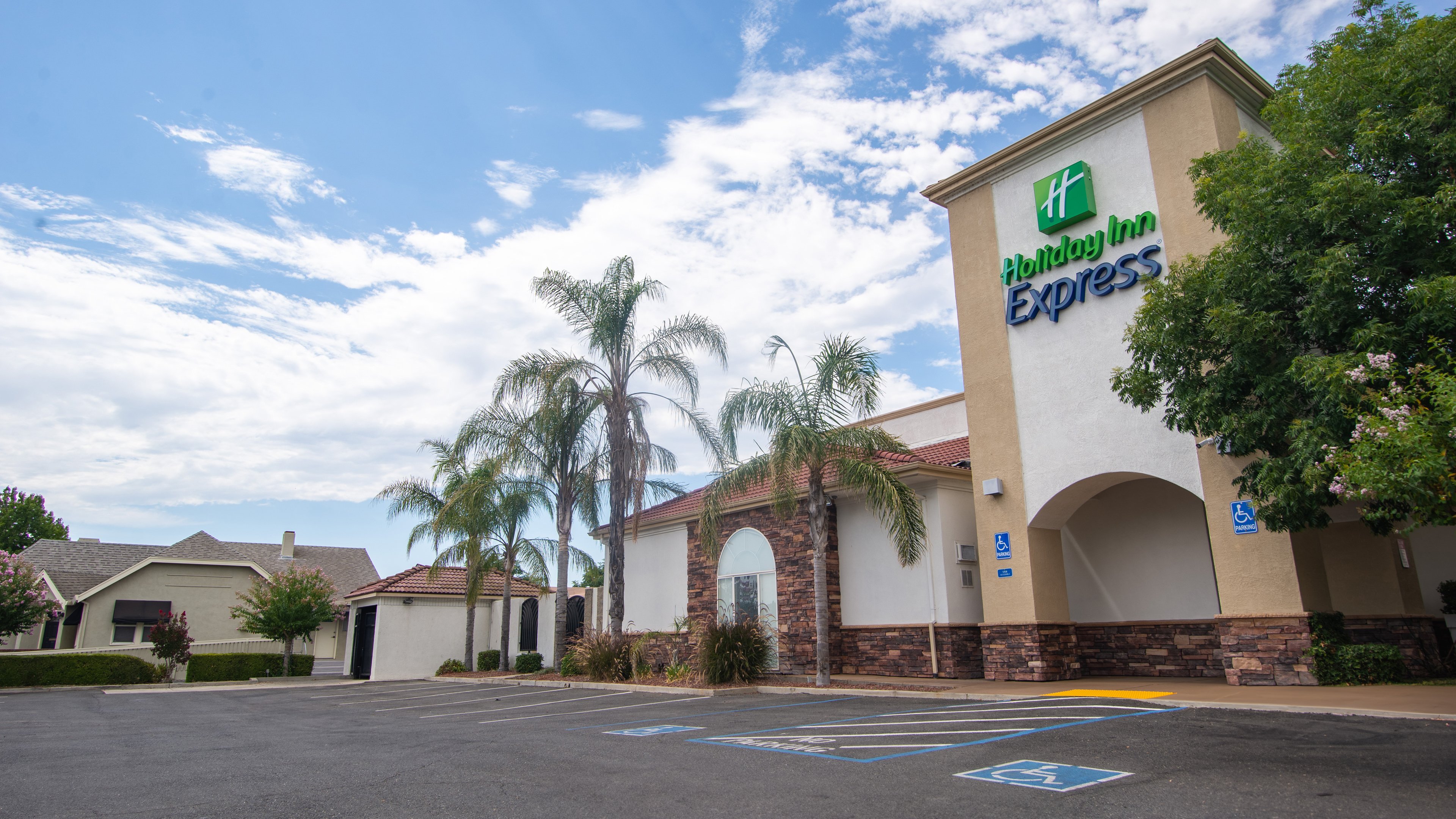 Holiday Inn Express Oakdale 66/72