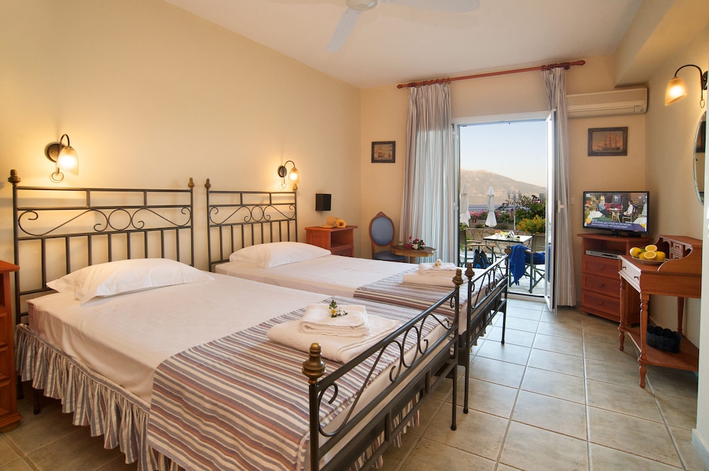 STANDARD, DOUBLE OR TWIN BED, PARTIAL SEA VIEW