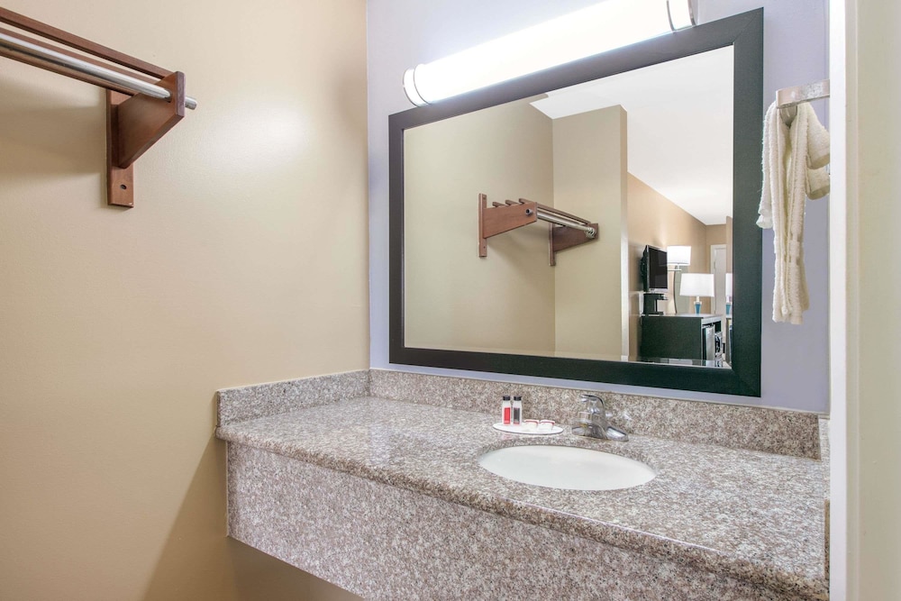 Super 8 By Wyndham Ocean Springs Biloxi 18/43