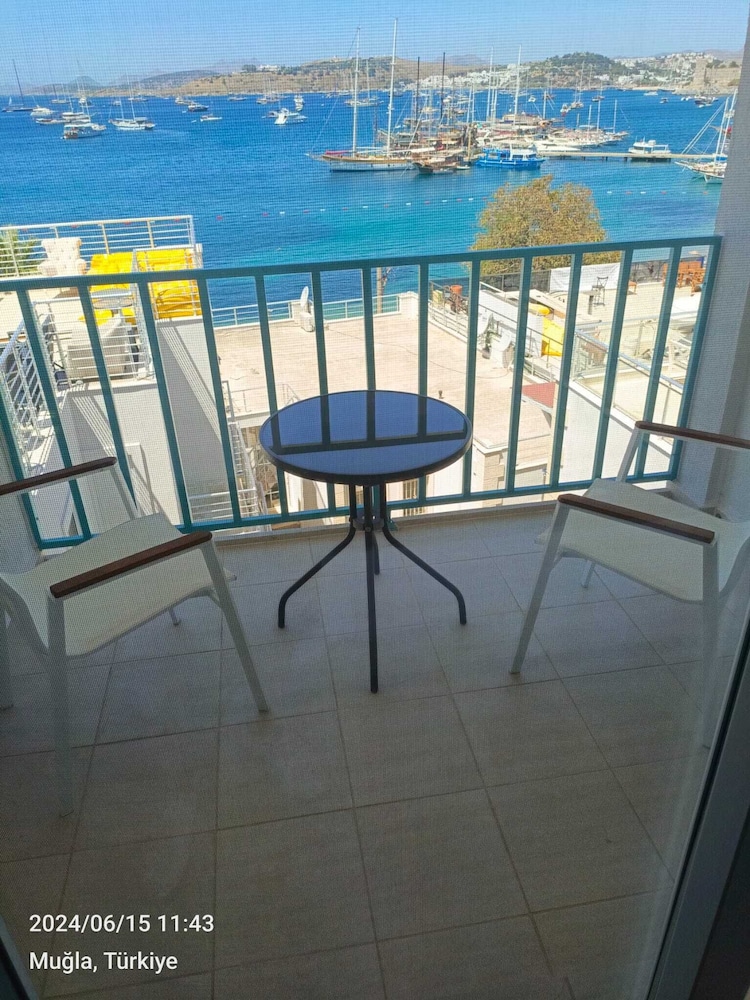 Mia Hill Suites 17/40