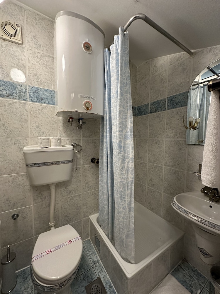 VILA LUX HOTEL 68/70