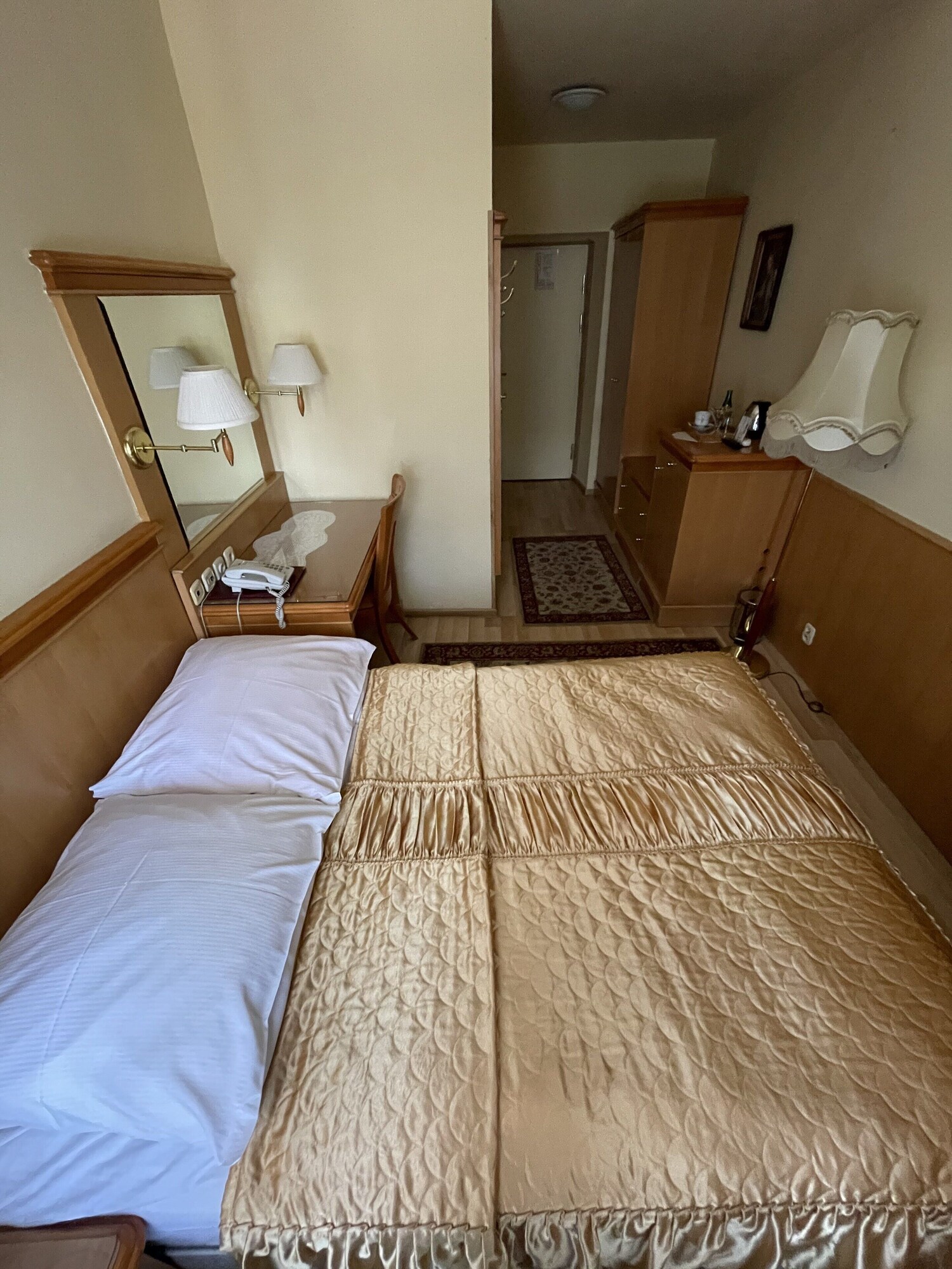 ROOM, SINGLE