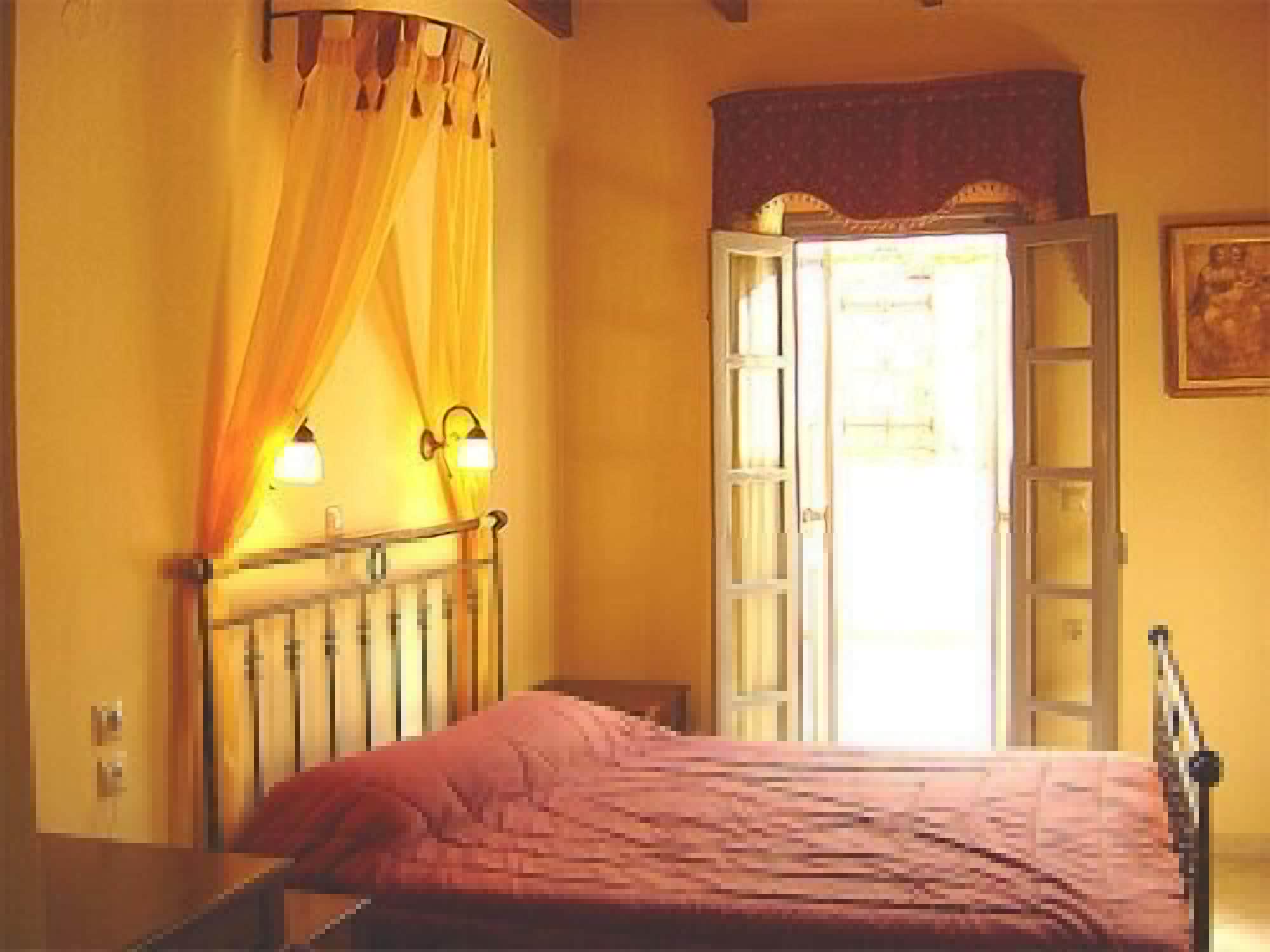 Standard, 1 Double and 1 Single Bed 4/6
