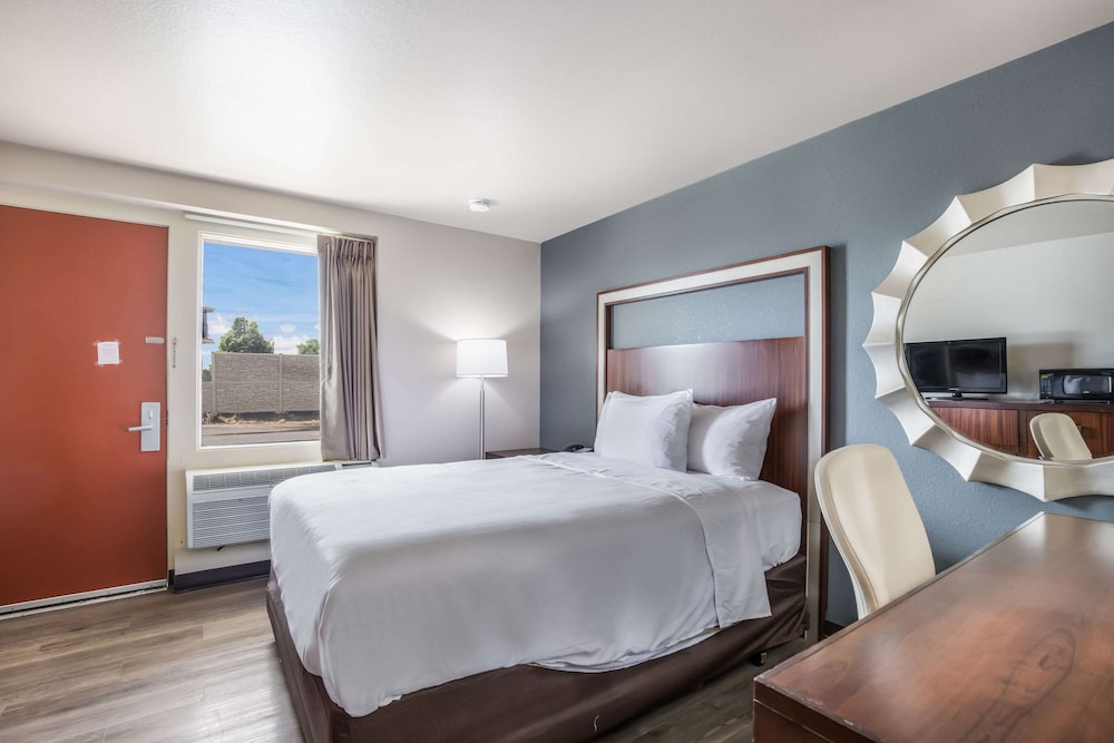 Econo Lodge Neenah 14/43