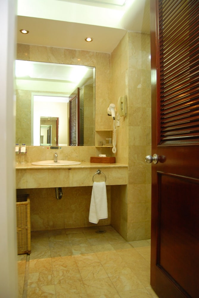 Surabaya Suites Hotel Powered by Archipelago 10/66
