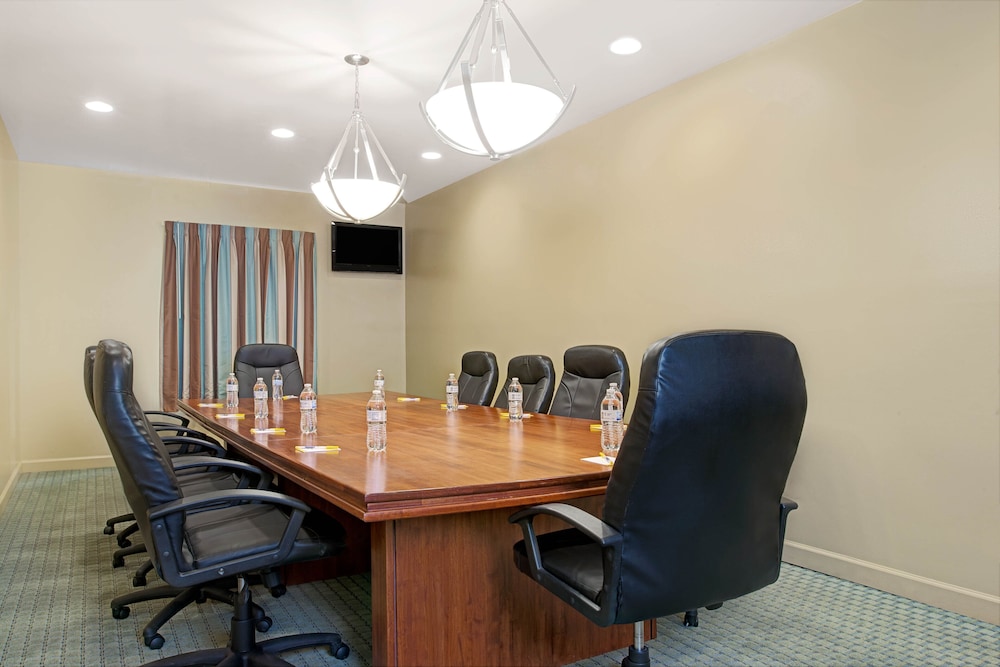 Days Inn by Wyndham Downtown St. Louis 22/24