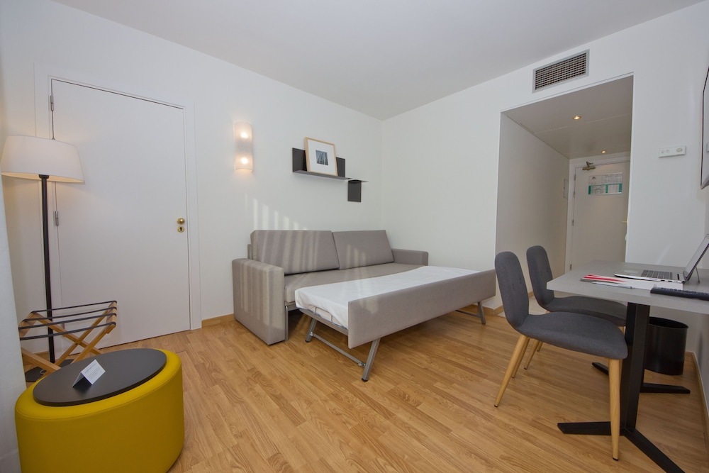Room, Sextuple, Twin Beds, Sofa, Kitchen، Aparthotel Atenea Valles 6/8