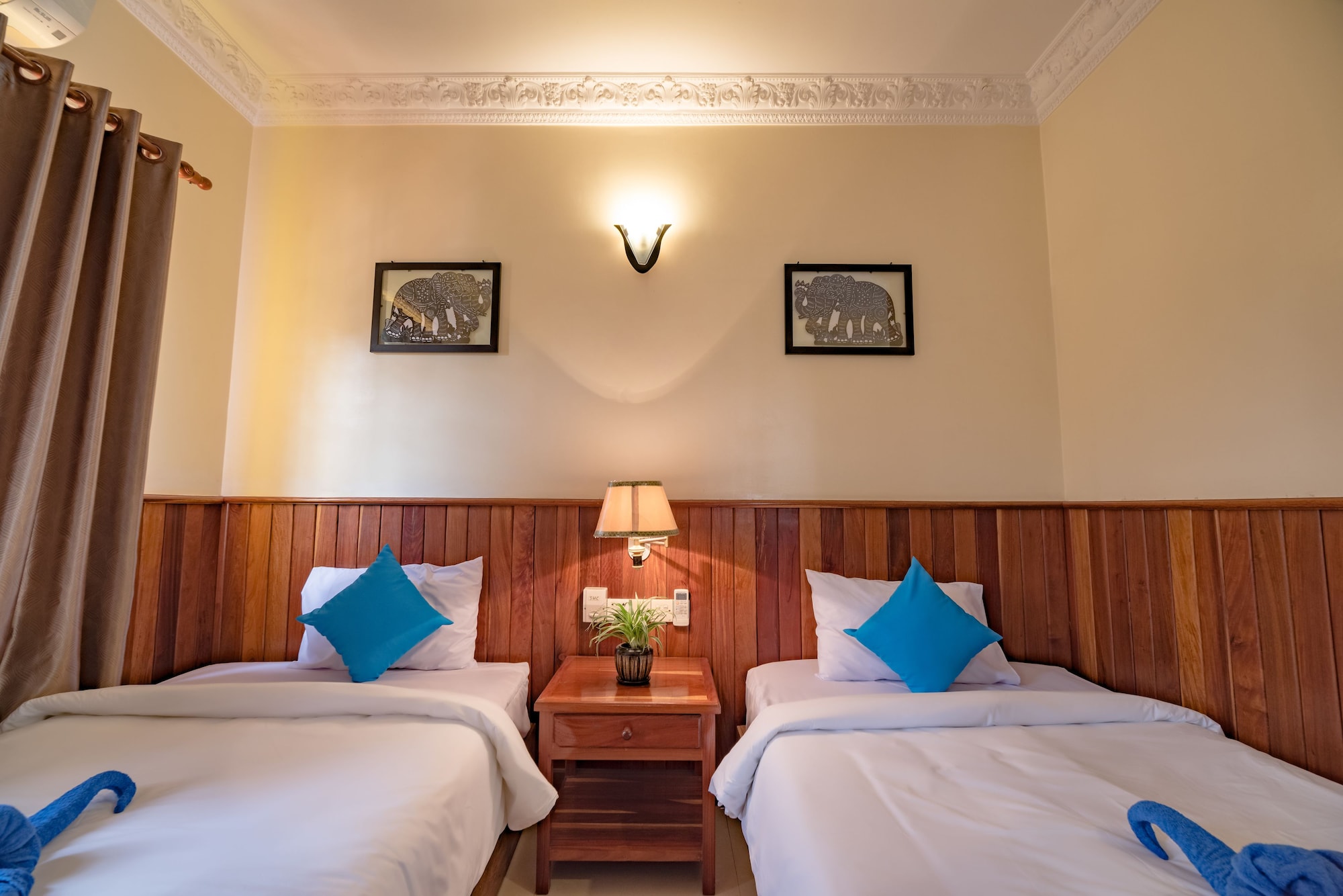 DELUXE, TWIN BEDS