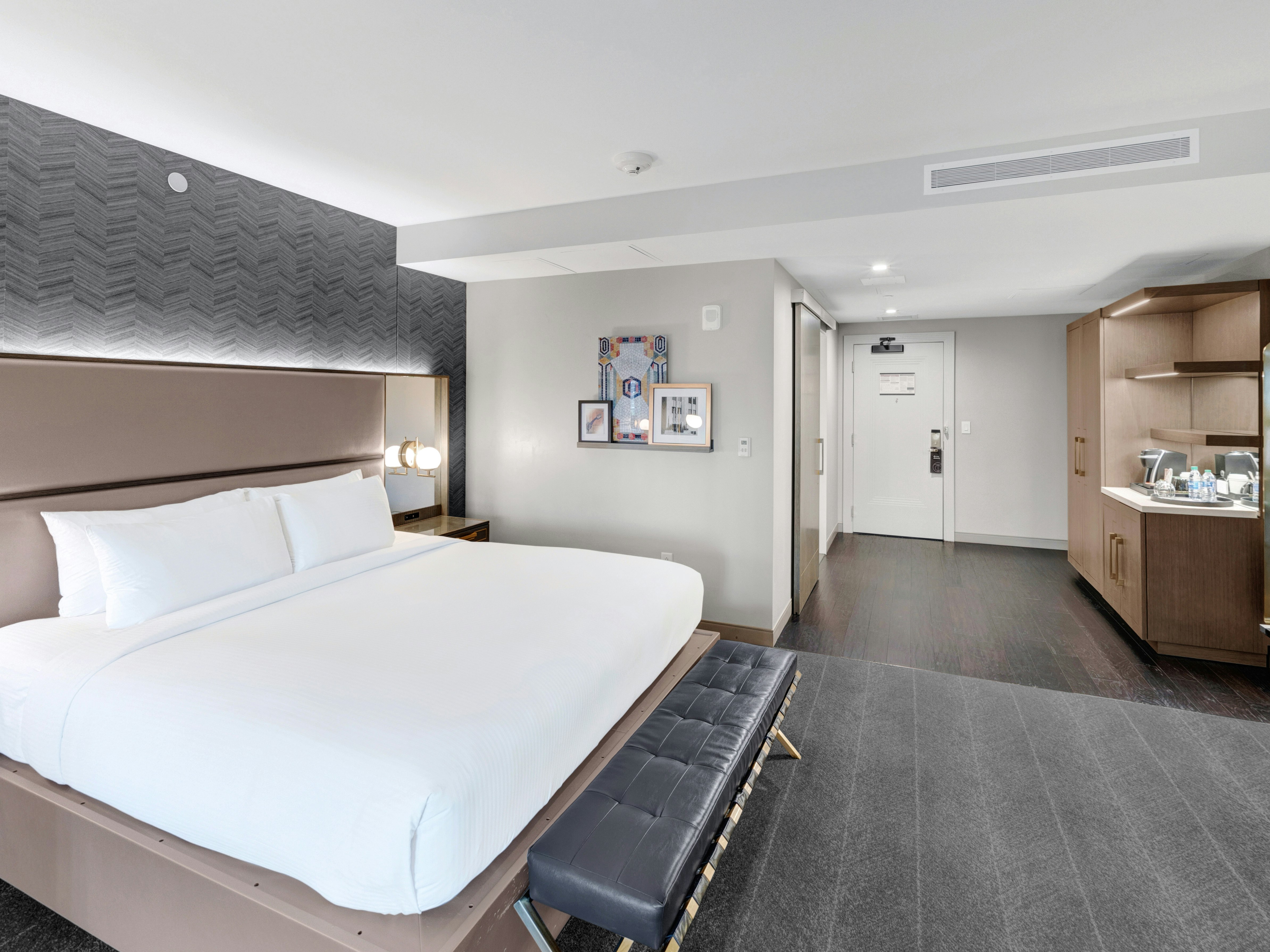 SUITE, KING BED