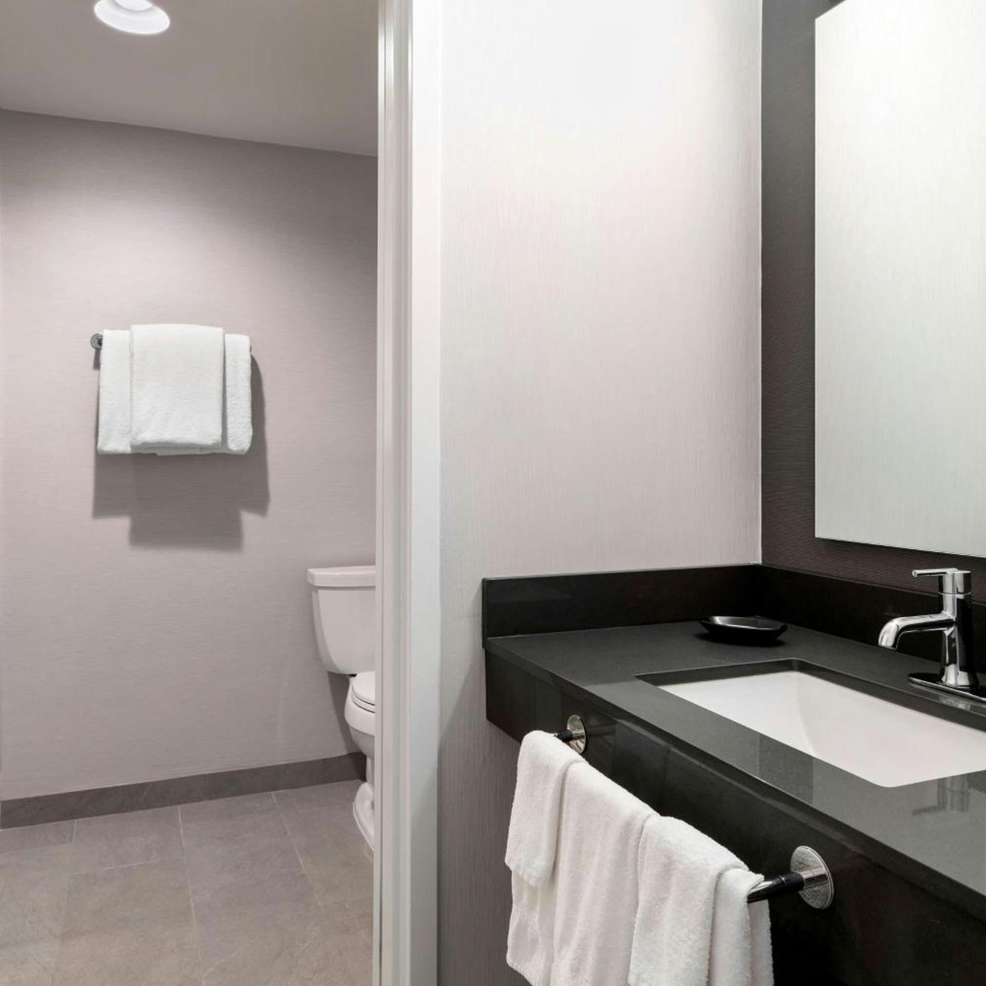 1 Bedroom, Renovated, 2 Rooms, Suite, 2 Queen Beds, Sofa، Courtyard Pittsburgh Airport 6/9