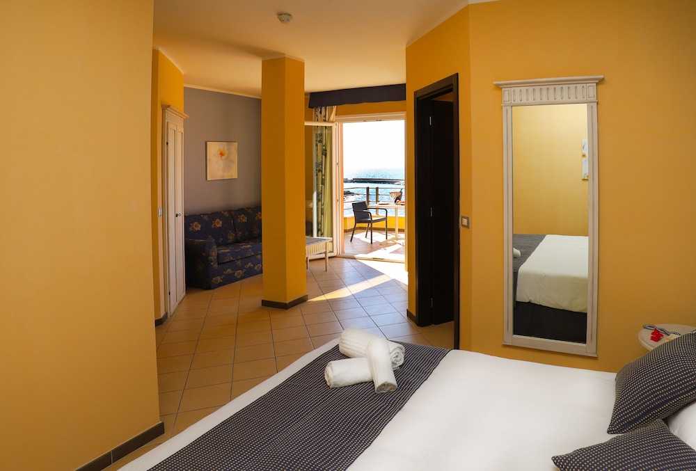 Janus Hotel 69/69