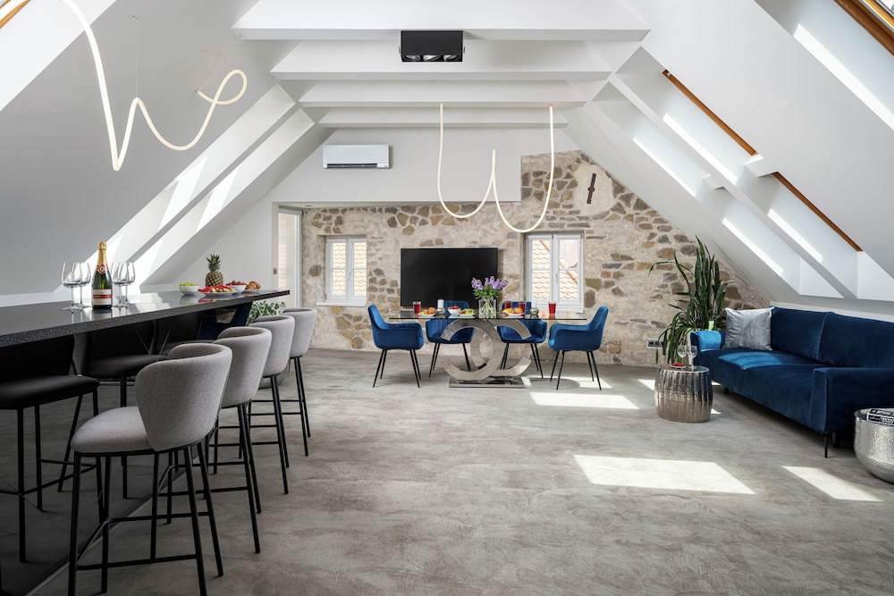 Coco Chanel Boutique Apartment 27/50