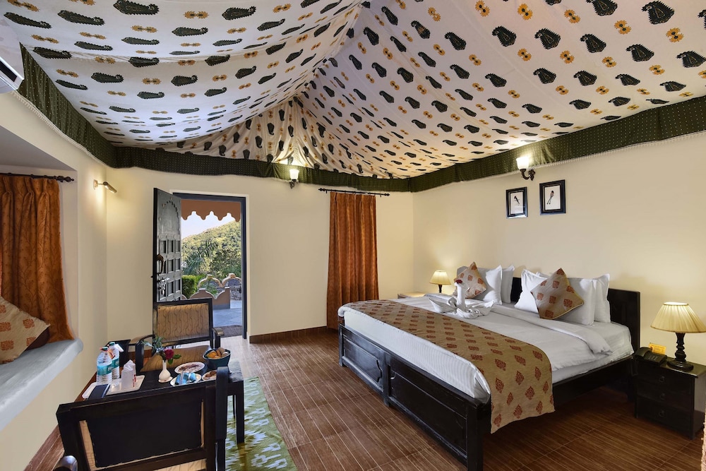 LUXURY, KING BED