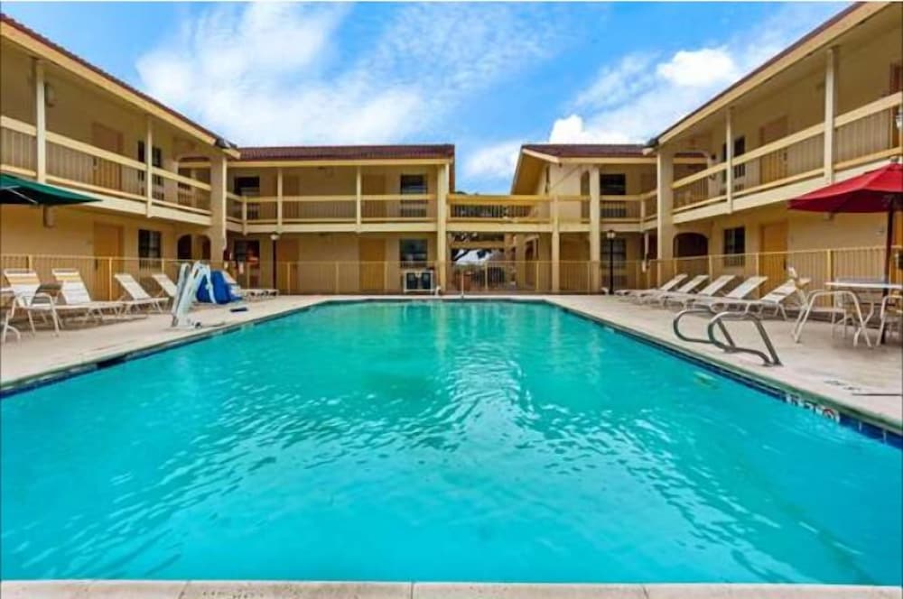 Rodeway Inn College Station, TX 4/37