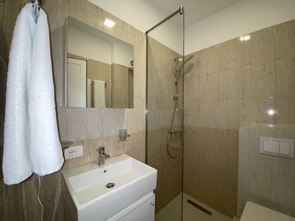 Atrium Deluxe Resort 60/62