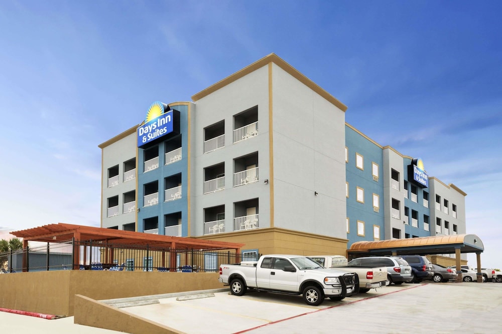 Days Inn & Suites By Wyndham Galveston West/Seawall 1/32