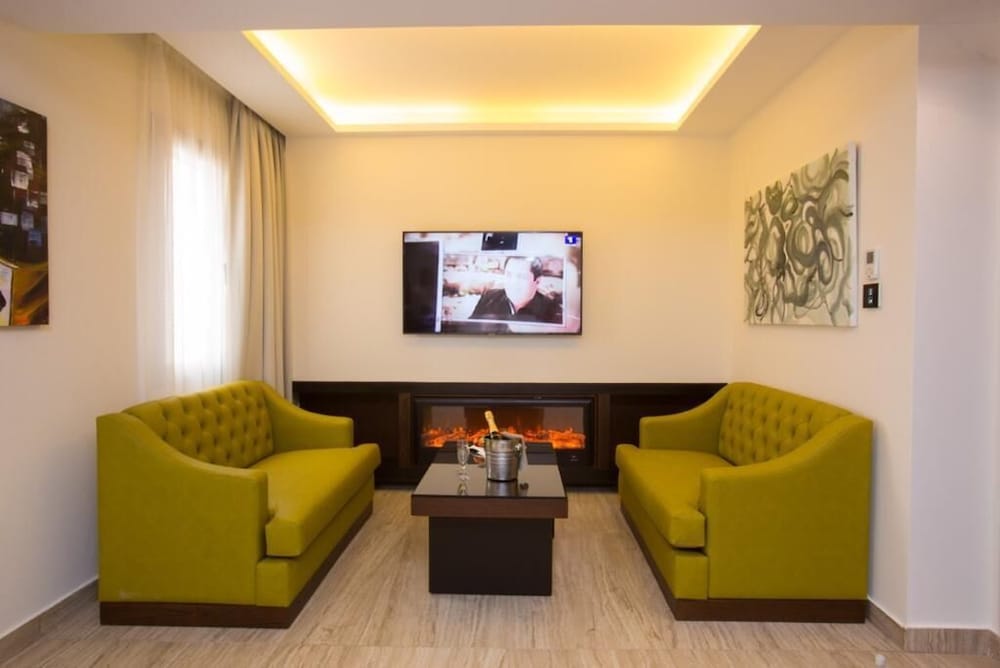 Opera Hotel 30/40