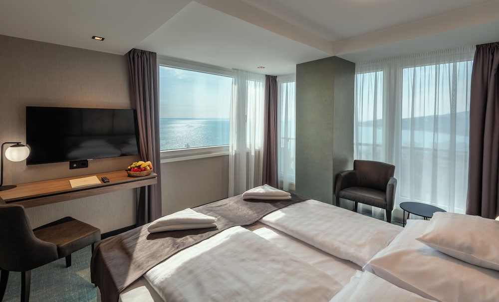 جناح جونيور بسرير كوين مع أريكة، Hunguest Hotel Bal Resort 2/5