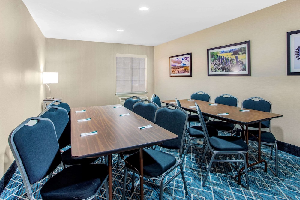 La Quinta Inn Suites Hillsboro 36/46