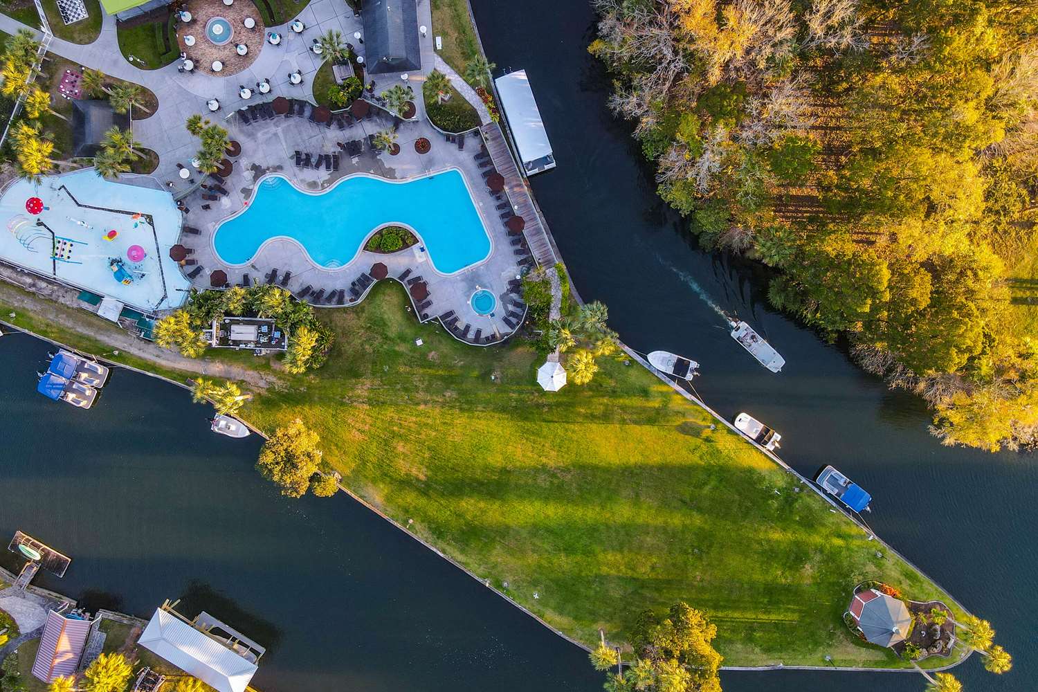 Plantation Resort on Crystal River 24/35