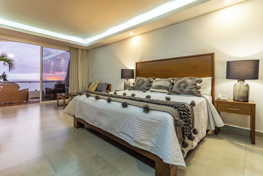 Pacific, Deluxe, Suite, King Bed, Ocean View 2/3