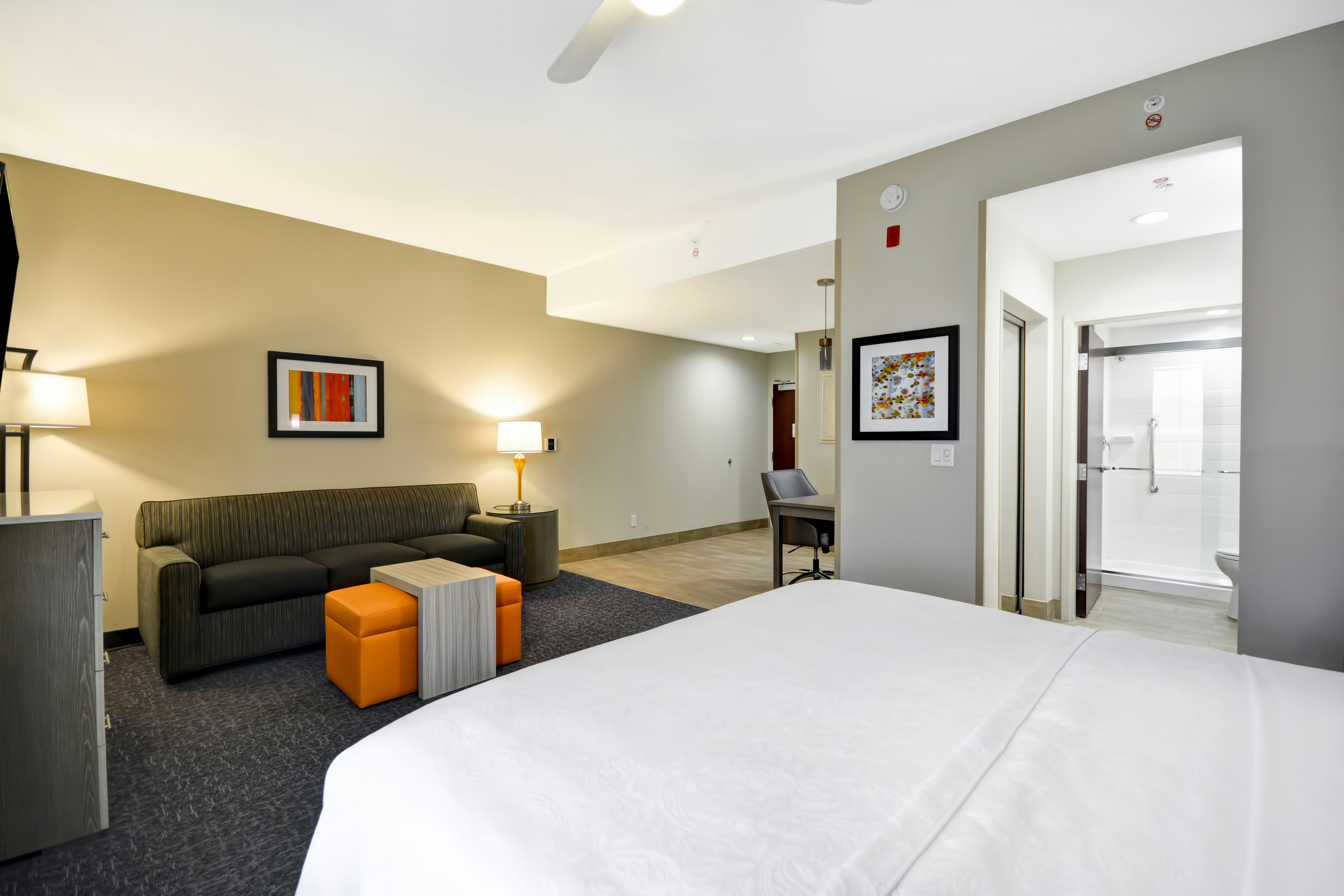 STUDIO, SUITE, KING BED