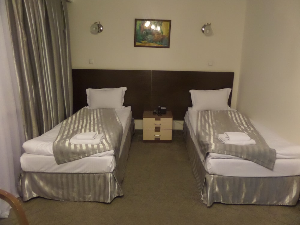 Alma Hotel 24/76