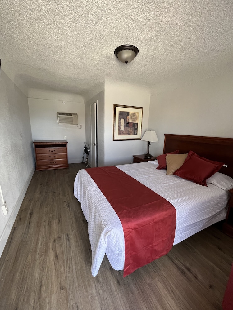 Arizona 9 Motor Hotel 11/28