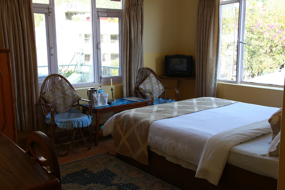 DELUXE, DOUBLE OR TWIN BED
