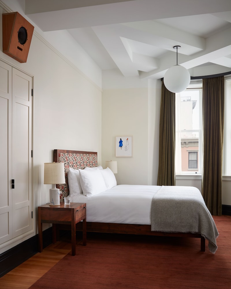 ROOM, KING BED, CORNER