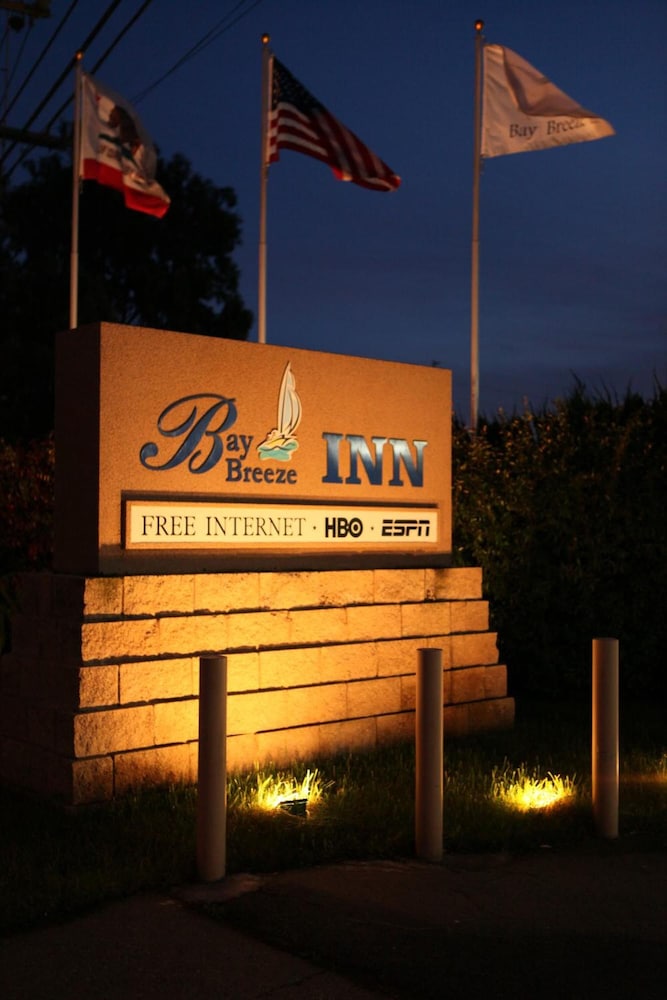 Bay Breeze Inn 1/56