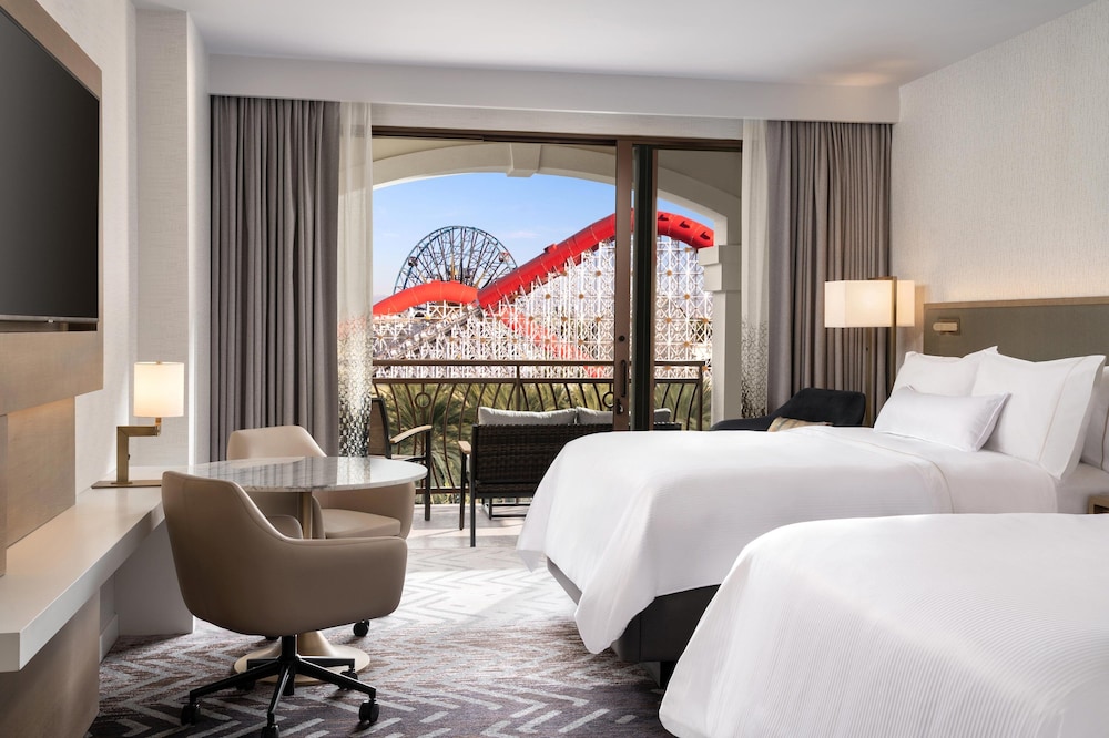 ROOM, 2 QUEEN BEDS, THEME PARK VIEW, ACCESSIBLE
