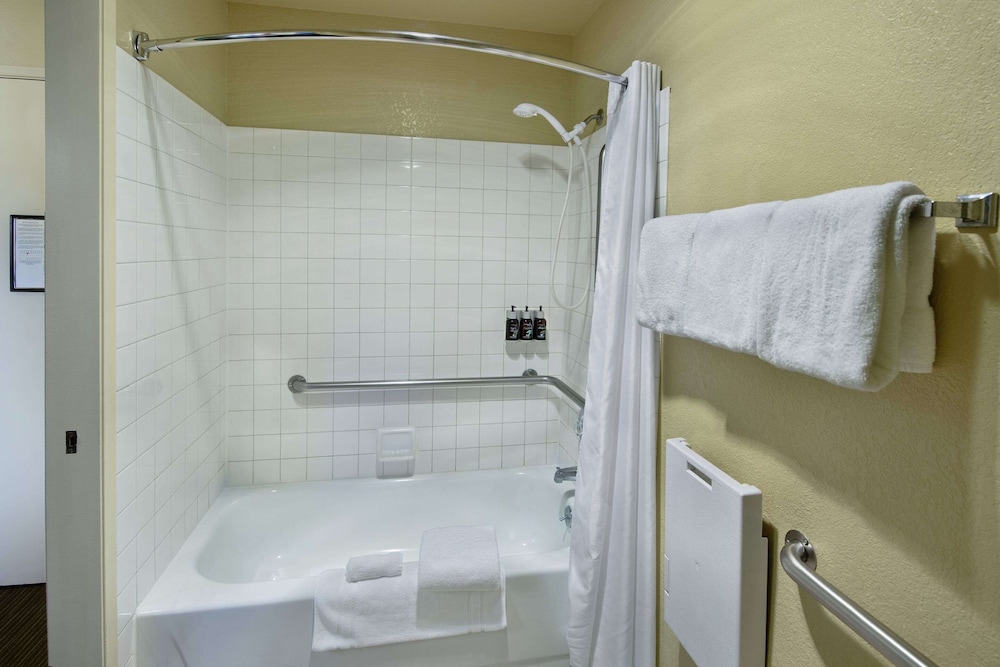 Oxnard Inn Lancaster, CA 58/59