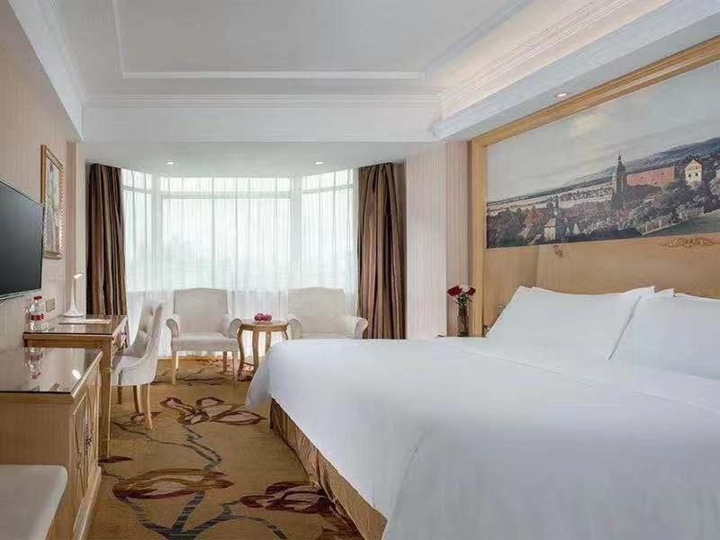 Vienna Hotel (Huizhou Railway Station) 21/35