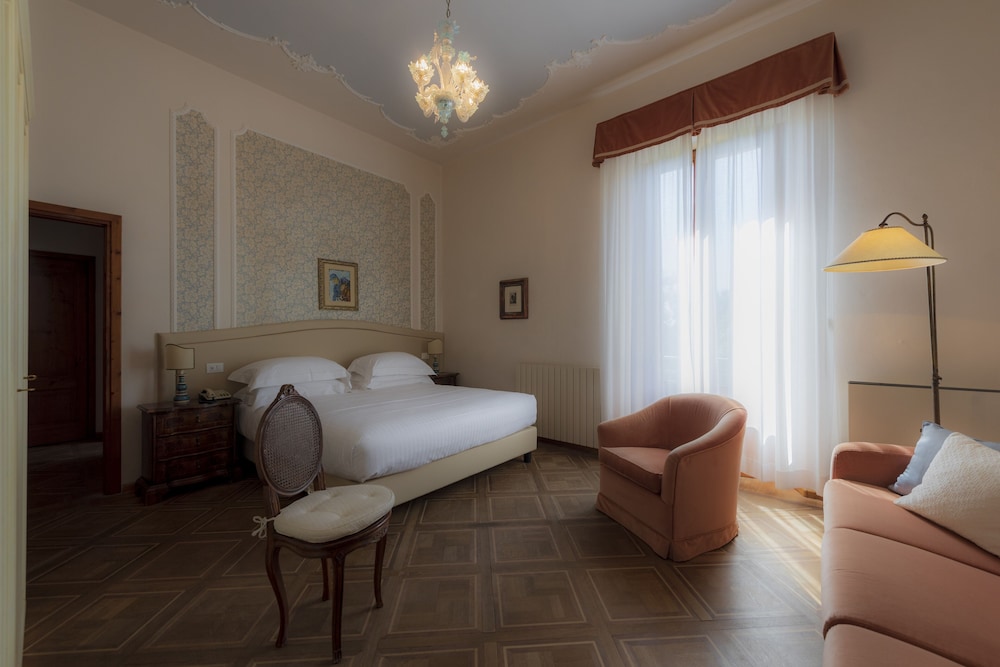 DELUXE, DOUBLE BED, SOFA
