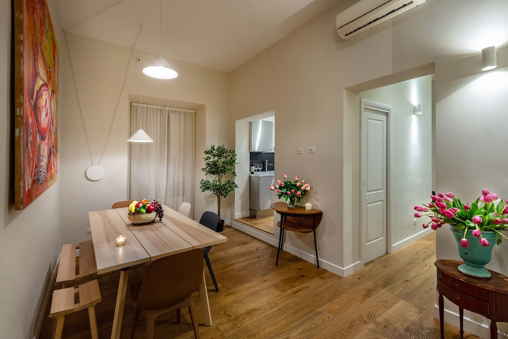 Claudia Rooms 19/39
