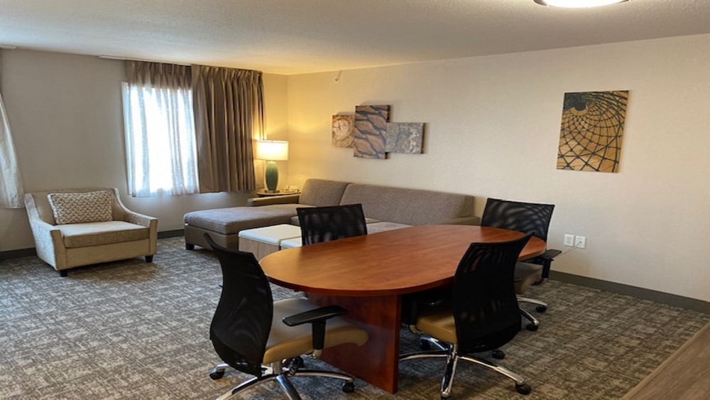Staybridge Suites Hotel Calgary Airport 56/74